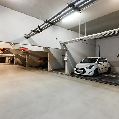 Cozy With Private Garage Apartament Praga