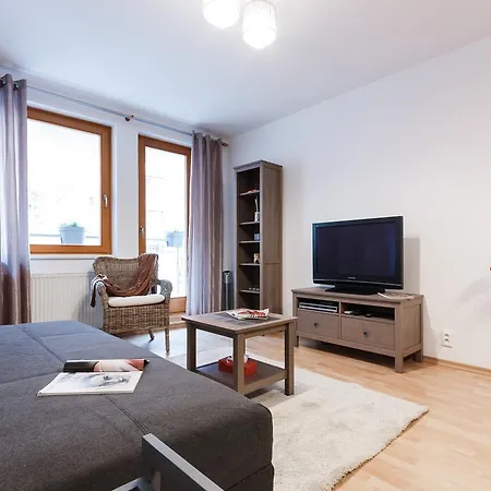 Cozy With Private Garage Praga
