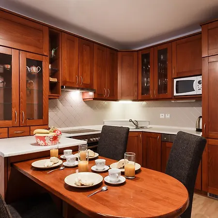 Cozy With Private Garage Praga