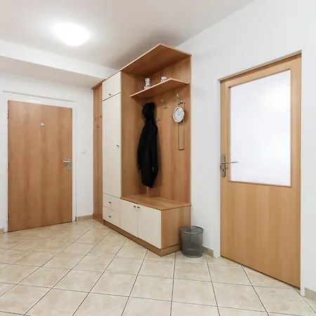Cozy With Private Garage براغ