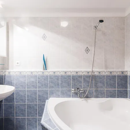 Appartamento Cozy With Private Garage Praga