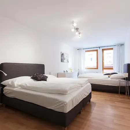 Cozy With Private Garage Praga