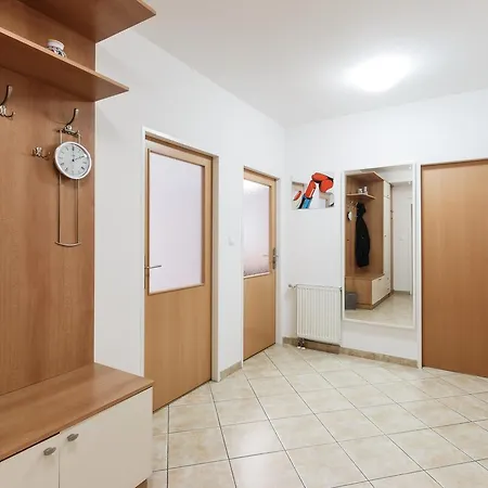 Cozy With Private Garage Appartamento Praga