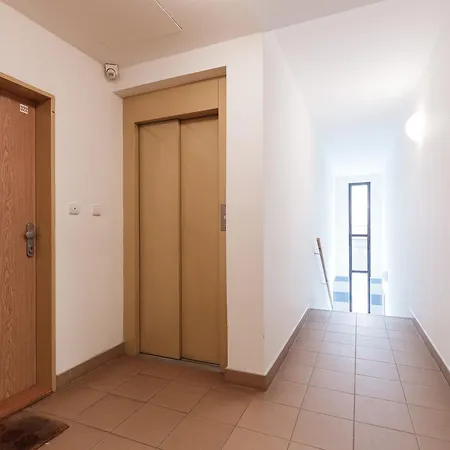 Cozy With Private Garage *