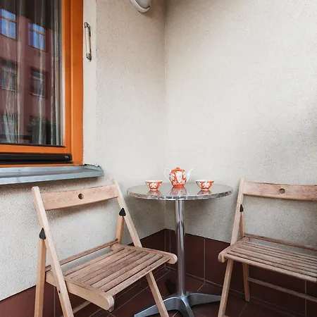Cozy With Private Garage Praga